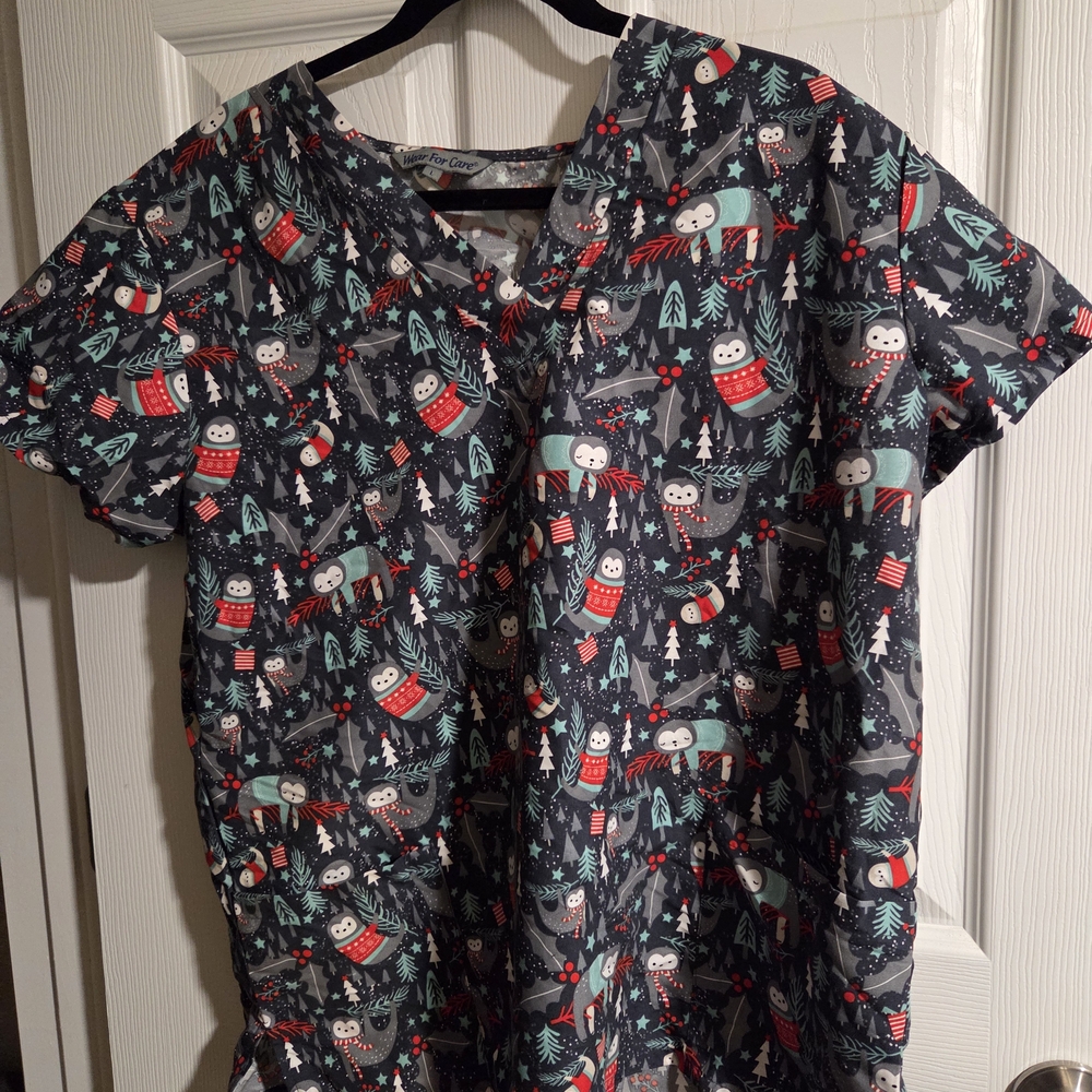 Gray Owl Christmas Print Scrub Top Size L